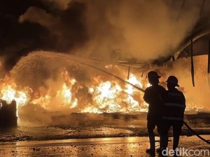 Sudah 9 Jam, Api yang Bakar Pabrik Karet di Padang Belum Padam