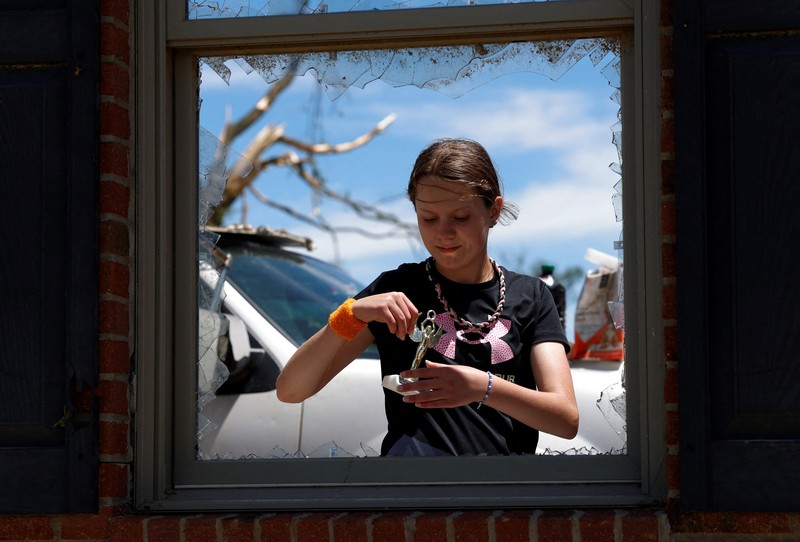 Seorang relawan melihat pembersihan berlanjut di lingkungan Sunshine Hills setelah serangkaian tornado melanda Laurel County, di London, Kentucky, AS, 17 Mei 2025. (REUTERS/Seth Herald)