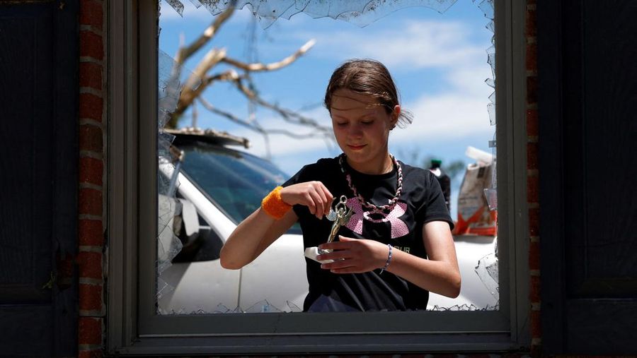 Seorang relawan melihat pembersihan berlanjut di lingkungan Sunshine Hills setelah serangkaian tornado melanda Laurel County, di London, Kentucky, AS, 17 Mei 2025. (REUTERS/Seth Herald)