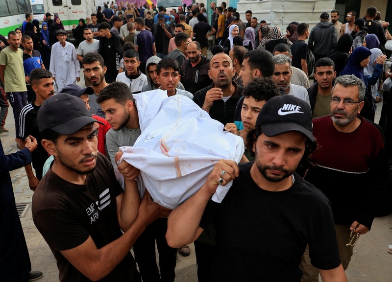 Api membubung dari Gaza utara, seperti yang terlihat dari sisi Israel di perbatasan Israel-Gaza, 17 Mei 2025. (REUTERS/Amir Cohen)