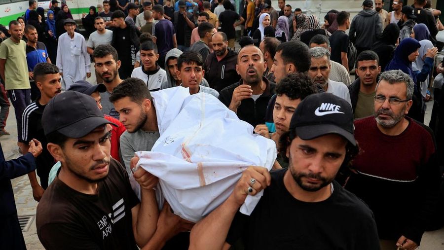 Api membubung dari Gaza utara, seperti yang terlihat dari sisi Israel di perbatasan Israel-Gaza, 17 Mei 2025. (REUTERS/Amir Cohen)