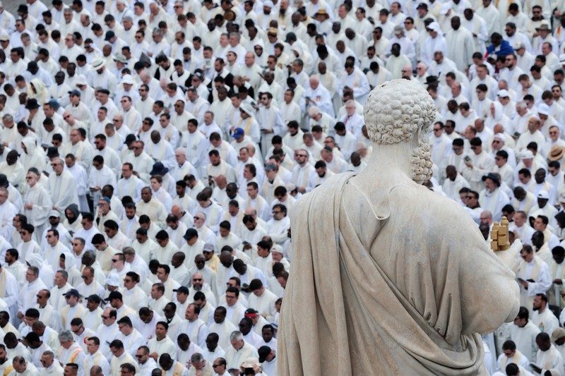 Paus Leo XIV berjalan selama Misa pengukuhannya di Lapangan Santo Petrus, di Vatikan, 18 Mei 2025. (REUTERS/GUGLIELMO MANGIAPANE)