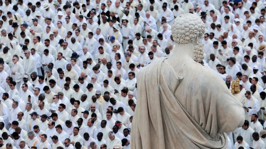 Paus Leo XIV berjalan selama Misa pengukuhannya di Lapangan Santo Petrus, di Vatikan, 18 Mei 2025. Paus Leo XIV berjalan selama Misa pengukuhannya di Lapangan Santo Petrus, di Vatikan, 18 Mei 2025. (REUTERS/GUGLIELMO MANGIAPANE)
