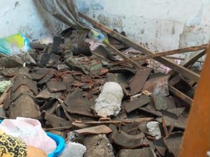 Atap Rumah Warga Randusari Semarang Roboh Diterjang Hujan Lebat