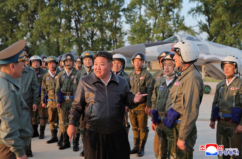 Pemimpin Korea Utara Kim Jong Un berbicara kepada anggota militer saat ia memeriksa proyektil selama kunjungan ke lapangan udara dalam foto yang dirilis oleh Kantor Berita Pusat Korea, 16 Mei 2025. Pemimpin Korea Utara Kim Jong Un berbicara kepada anggota militer saat ia memeriksa proyektil selama kunjungan ke lapangan udara dalam foto yang dirilis oleh Kantor Berita Pusat Korea, 16 Mei 2025. (KCNA via REUTERS)