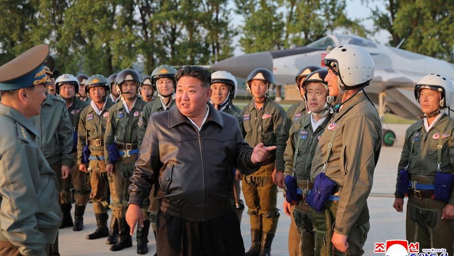 Pemimpin Korea Utara Kim Jong Un berbicara kepada anggota militer saat ia memeriksa proyektil selama kunjungan ke lapangan udara dalam foto yang dirilis oleh Kantor Berita Pusat Korea, 16 Mei 2025. (KCNA via REUTERS)