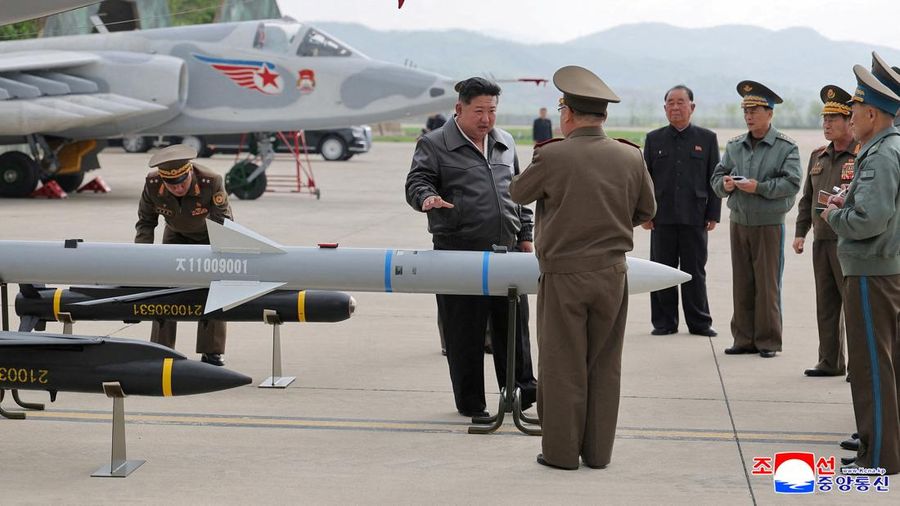 Pemimpin Korea Utara Kim Jong Un berbicara kepada anggota militer saat ia memeriksa proyektil selama kunjungan ke lapangan udara dalam foto yang dirilis oleh Kantor Berita Pusat Korea, 16 Mei 2025. Pemimpin Korea Utara Kim Jong Un berbicara kepada anggota militer saat ia memeriksa proyektil selama kunjungan ke lapangan udara dalam foto yang dirilis oleh Kantor Berita Pusat Korea, 16 Mei 2025. (KCNA via REUTERS)