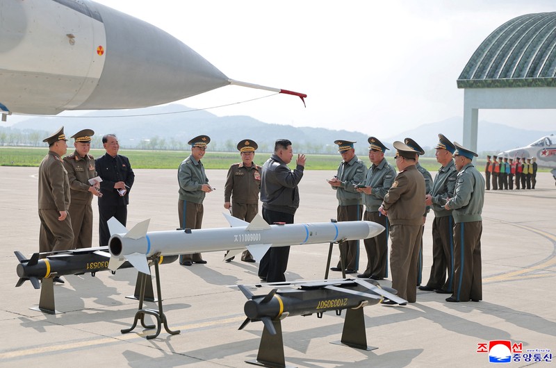 Pemimpin Korea Utara Kim Jong Un berbicara kepada anggota militer saat ia memeriksa proyektil selama kunjungan ke lapangan udara dalam foto yang dirilis oleh Kantor Berita Pusat Korea, 16 Mei 2025. Pemimpin Korea Utara Kim Jong Un berbicara kepada anggota militer saat ia memeriksa proyektil selama kunjungan ke lapangan udara dalam foto yang dirilis oleh Kantor Berita Pusat Korea, 16 Mei 2025. (KCNA via REUTERS)