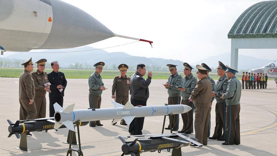 Pemimpin Korea Utara Kim Jong Un berbicara kepada anggota militer saat ia memeriksa proyektil selama kunjungan ke lapangan udara dalam foto yang dirilis oleh Kantor Berita Pusat Korea, 16 Mei 2025. (KCNA via REUTERS)
