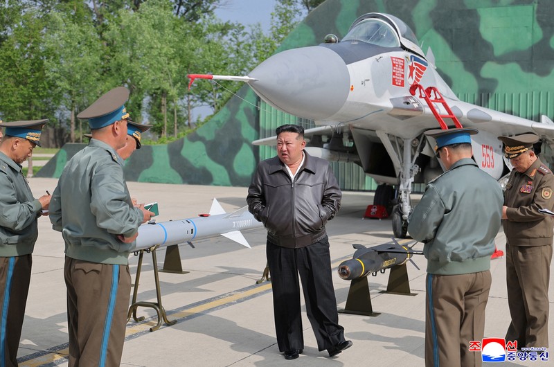 Pemimpin Korea Utara Kim Jong Un berbicara kepada anggota militer saat ia memeriksa proyektil selama kunjungan ke lapangan udara dalam foto yang dirilis oleh Kantor Berita Pusat Korea, 16 Mei 2025. Pemimpin Korea Utara Kim Jong Un berbicara kepada anggota militer saat ia memeriksa proyektil selama kunjungan ke lapangan udara dalam foto yang dirilis oleh Kantor Berita Pusat Korea, 16 Mei 2025. (KCNA via REUTERS)