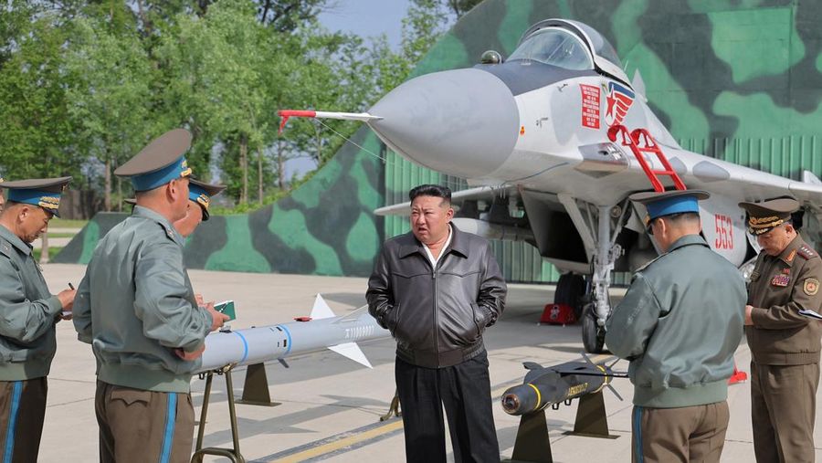 Pemimpin Korea Utara Kim Jong Un berbicara kepada anggota militer saat ia memeriksa proyektil selama kunjungan ke lapangan udara dalam foto yang dirilis oleh Kantor Berita Pusat Korea, 16 Mei 2025. (KCNA via REUTERS)