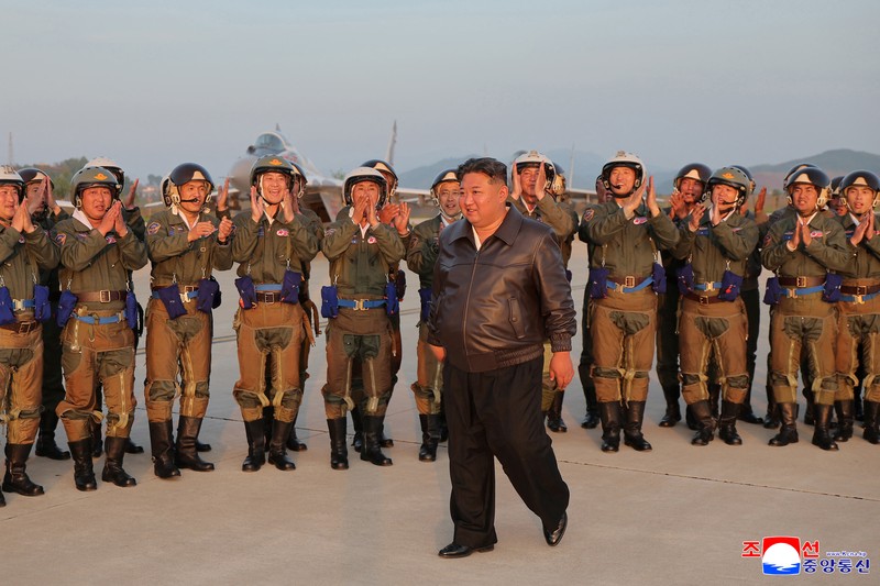 Pemimpin Korea Utara Kim Jong Un berbicara kepada anggota militer saat ia memeriksa proyektil selama kunjungan ke lapangan udara dalam foto yang dirilis oleh Kantor Berita Pusat Korea, 16 Mei 2025. Pemimpin Korea Utara Kim Jong Un berbicara kepada anggota militer saat ia memeriksa proyektil selama kunjungan ke lapangan udara dalam foto yang dirilis oleh Kantor Berita Pusat Korea, 16 Mei 2025. (KCNA via REUTERS)