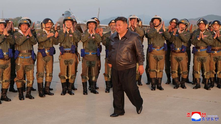 Pemimpin Korea Utara Kim Jong Un berbicara kepada anggota militer saat ia memeriksa proyektil selama kunjungan ke lapangan udara dalam foto yang dirilis oleh Kantor Berita Pusat Korea, 16 Mei 2025. (KCNA via REUTERS)