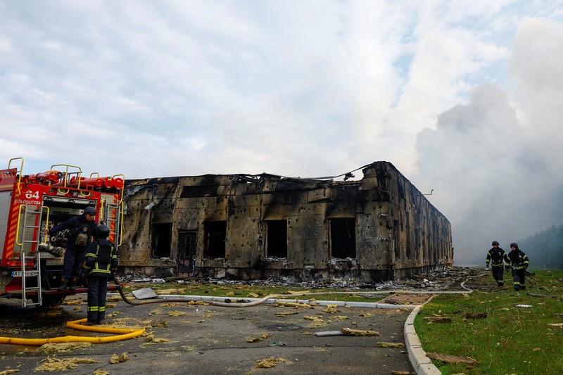 Petugas pemadam kebakaran bekerja di lokasi perusahaan swasta yang terkena serangan pesawat tak berawak Rusia, di tengah serangan Rusia terhadap Ukraina, di luar Kyiv, Ukraina, 18 Mei 2025. Petugas pemadam kebakaran bekerja di lokasi perusahaan swasta yang terkena serangan pesawat tak berawak Rusia, di tengah serangan Rusia terhadap Ukraina, di luar Kyiv, Ukraina, 18 Mei 2025. (REUTERS/Valentyn Ogirenko)