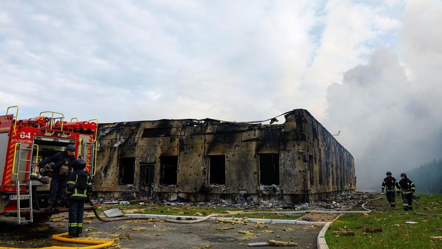 Petugas pemadam kebakaran bekerja di lokasi perusahaan swasta yang terkena serangan pesawat tak berawak Rusia, di tengah serangan Rusia terhadap Ukraina, di luar Kyiv, Ukraina, 18 Mei 2025. (REUTERS/Valentyn Ogirenko)
