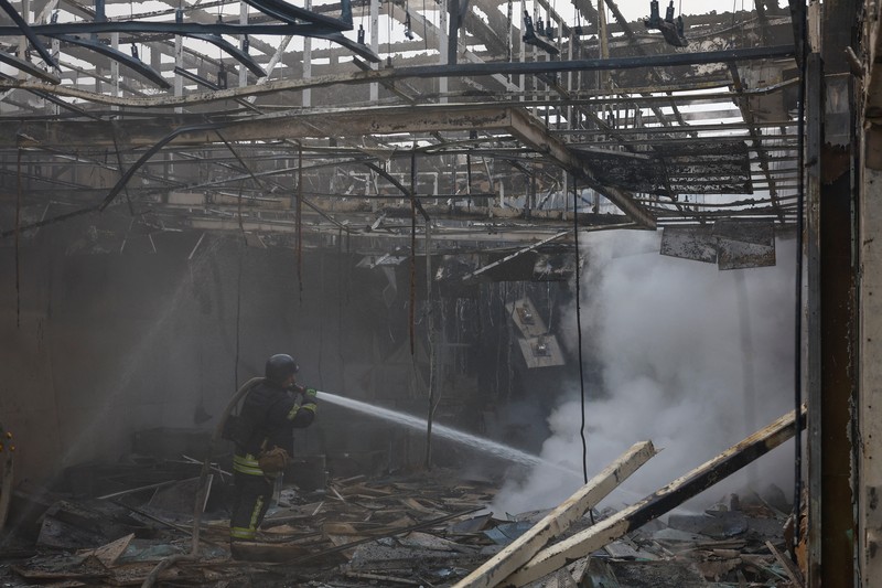 Petugas pemadam kebakaran bekerja di lokasi perusahaan swasta yang terkena serangan pesawat tak berawak Rusia, di tengah serangan Rusia terhadap Ukraina, di luar Kyiv, Ukraina, 18 Mei 2025. Petugas pemadam kebakaran bekerja di lokasi perusahaan swasta yang terkena serangan pesawat tak berawak Rusia, di tengah serangan Rusia terhadap Ukraina, di luar Kyiv, Ukraina, 18 Mei 2025. (REUTERS/Valentyn Ogirenko)