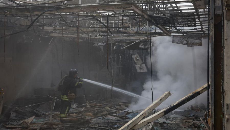 Petugas pemadam kebakaran bekerja di lokasi perusahaan swasta yang terkena serangan pesawat tak berawak Rusia, di tengah serangan Rusia terhadap Ukraina, di luar Kyiv, Ukraina, 18 Mei 2025. (REUTERS/Valentyn Ogirenko)