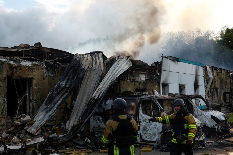 Petugas pemadam kebakaran bekerja di lokasi perusahaan swasta yang terkena serangan pesawat tak berawak Rusia, di tengah serangan Rusia terhadap Ukraina, di luar Kyiv, Ukraina, 18 Mei 2025. Petugas pemadam kebakaran bekerja di lokasi perusahaan swasta yang terkena serangan pesawat tak berawak Rusia, di tengah serangan Rusia terhadap Ukraina, di luar Kyiv, Ukraina, 18 Mei 2025. (REUTERS/Valentyn Ogirenko)