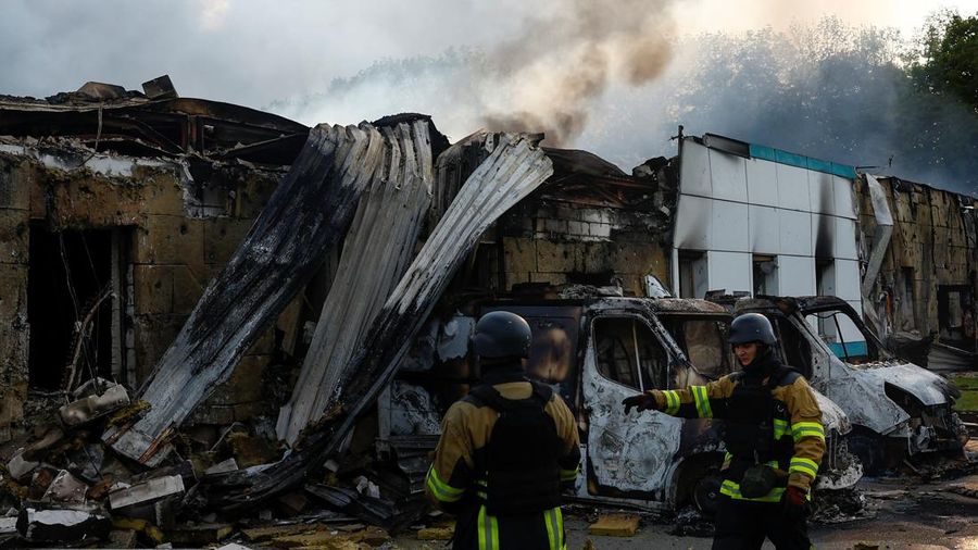 Petugas pemadam kebakaran bekerja di lokasi perusahaan swasta yang terkena serangan pesawat tak berawak Rusia, di tengah serangan Rusia terhadap Ukraina, di luar Kyiv, Ukraina, 18 Mei 2025. Petugas pemadam kebakaran bekerja di lokasi perusahaan swasta yang terkena serangan pesawat tak berawak Rusia, di tengah serangan Rusia terhadap Ukraina, di luar Kyiv, Ukraina, 18 Mei 2025. (REUTERS/Valentyn Ogirenko)