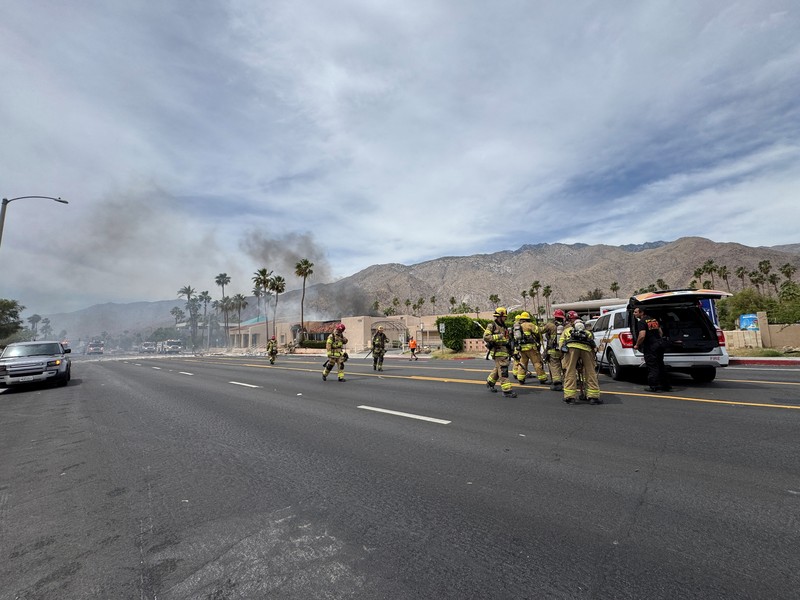 Petugas pemadam kebakaran bekerja setelah sebuah bom meledak di dekat klinik kesehatan reproduksi di Palm Springs, California, AS, 17 Mei 2025, dalam gambar yang diperoleh dari media sosial. Petugas pemadam kebakaran bekerja setelah sebuah bom meledak di dekat klinik kesehatan reproduksi di Palm Springs, California, AS, 17 Mei 2025, dalam gambar yang diperoleh dari media sosial. (Luis Roman/@luisromanvlog via REUTERS)
