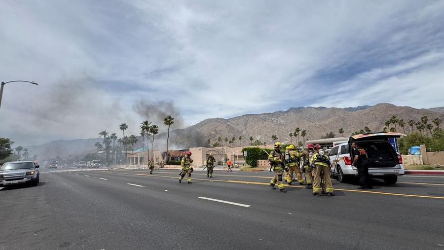 Petugas pemadam kebakaran bekerja setelah sebuah bom meledak di dekat klinik kesehatan reproduksi di Palm Springs, California, AS, 17 Mei 2025, dalam gambar yang diperoleh dari media sosial. (Luis Roman/@luisromanvlog via REUTERS)