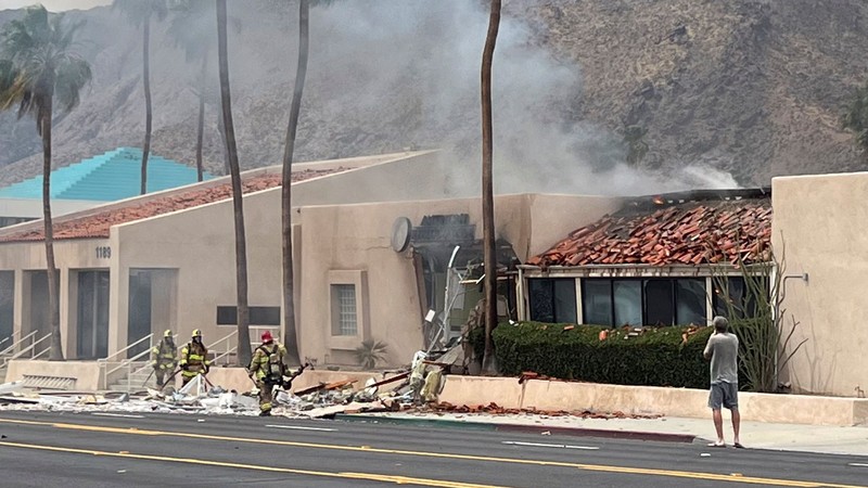Petugas pemadam kebakaran bekerja setelah sebuah bom meledak di dekat klinik kesehatan reproduksi di Palm Springs, California, AS, 17 Mei 2025, dalam gambar yang diperoleh dari media sosial. Petugas pemadam kebakaran bekerja setelah sebuah bom meledak di dekat klinik kesehatan reproduksi di Palm Springs, California, AS, 17 Mei 2025, dalam gambar yang diperoleh dari media sosial. (Luis Roman/@luisromanvlog via REUTERS)