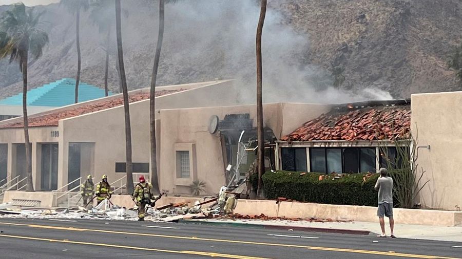 Petugas pemadam kebakaran bekerja setelah sebuah bom meledak di dekat klinik kesehatan reproduksi di Palm Springs, California, AS, 17 Mei 2025, dalam gambar yang diperoleh dari media sosial. (Luis Roman/@luisromanvlog via REUTERS)