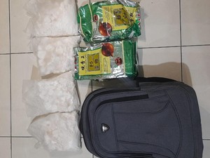 Polda Riau Bongkar 2 Kg Sabu dan 1,8 Kg Heroin yang Disimpan di Tong Sampah