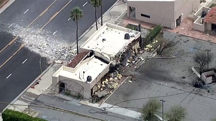 Petugas pemadam kebakaran bekerja setelah sebuah bom meledak di dekat klinik kesehatan reproduksi di Palm Springs, California, AS, 17 Mei 2025, dalam gambar yang diperoleh dari media sosial. Petugas pemadam kebakaran bekerja setelah sebuah bom meledak di dekat klinik kesehatan reproduksi di Palm Springs, California, AS, 17 Mei 2025, dalam gambar yang diperoleh dari media sosial. (Luis Roman/@luisromanvlog via REUTERS)