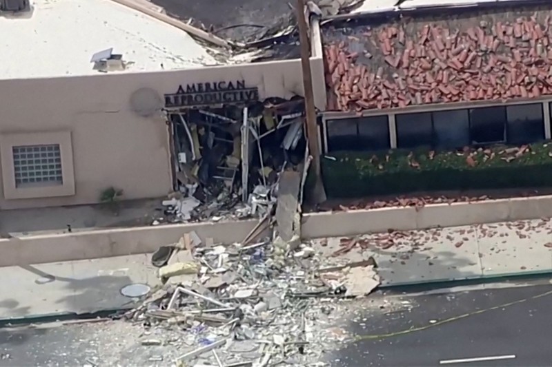Petugas pemadam kebakaran bekerja setelah sebuah bom meledak di dekat klinik kesehatan reproduksi di Palm Springs, California, AS, 17 Mei 2025, dalam gambar yang diperoleh dari media sosial. (Luis Roman/@luisromanvlog via REUTERS)