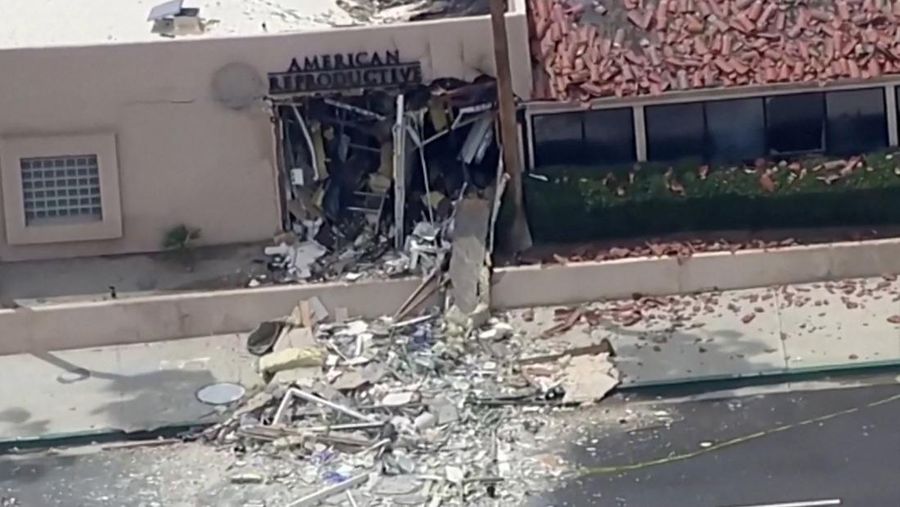 Petugas pemadam kebakaran bekerja setelah sebuah bom meledak di dekat klinik kesehatan reproduksi di Palm Springs, California, AS, 17 Mei 2025, dalam gambar yang diperoleh dari media sosial. (Luis Roman/@luisromanvlog via REUTERS)