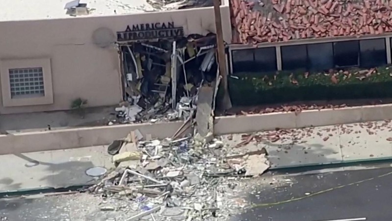 Petugas pemadam kebakaran bekerja setelah sebuah bom meledak di dekat klinik kesehatan reproduksi di Palm Springs, California, AS, 17 Mei 2025, dalam gambar yang diperoleh dari media sosial. (Luis Roman/@luisromanvlog via REUTERS)