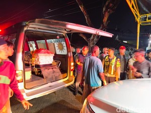 Isak Tangis Sambut 4 Ambulans Jenazah Laka Elf Tawangmangu di Bojonegoro