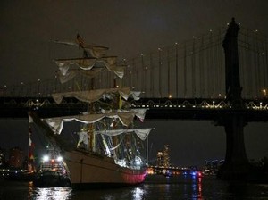 Video: Kapal AL Meksiko Tabrak Jembatan Brooklyn, 2 Orang Tewas
