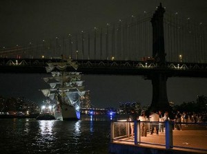 Video: Detik-detik Kapal AL Meksiko Tabrak Jembatan Brooklyn New York