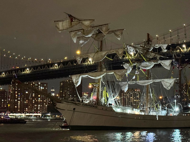 Sebuah kapal pelatihan Angkatan Laut Meksiko terlihat rusak setelah menabrak Jembatan Brooklyn di New York City, AS, 17 Mei 2025. Sebuah kapal pelatihan Angkatan Laut Meksiko terlihat rusak setelah menabrak Jembatan Brooklyn di New York City, AS, 17 Mei 2025. (REUTERS/Bjorn Kils/New York Media Boat)