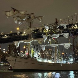Kapal Angkatan Laut Meksiko Tabrak Jembatan Brooklyn-Korban Berjatuhan