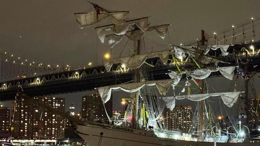 Sebuah kapal pelatihan Angkatan Laut Meksiko terlihat rusak setelah menabrak Jembatan Brooklyn di New York City, AS, 17 Mei 2025. Sebuah kapal pelatihan Angkatan Laut Meksiko terlihat rusak setelah menabrak Jembatan Brooklyn di New York City, AS, 17 Mei 2025. (REUTERS/Bjorn Kils/New York Media Boat)