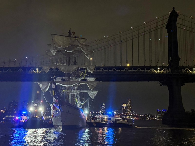 Sebuah kapal pelatihan Angkatan Laut Meksiko terlihat rusak setelah menabrak Jembatan Brooklyn di New York City, AS, 17 Mei 2025. Sebuah kapal pelatihan Angkatan Laut Meksiko terlihat rusak setelah menabrak Jembatan Brooklyn di New York City, AS, 17 Mei 2025. (REUTERS/Bjorn Kils/New York Media Boat)