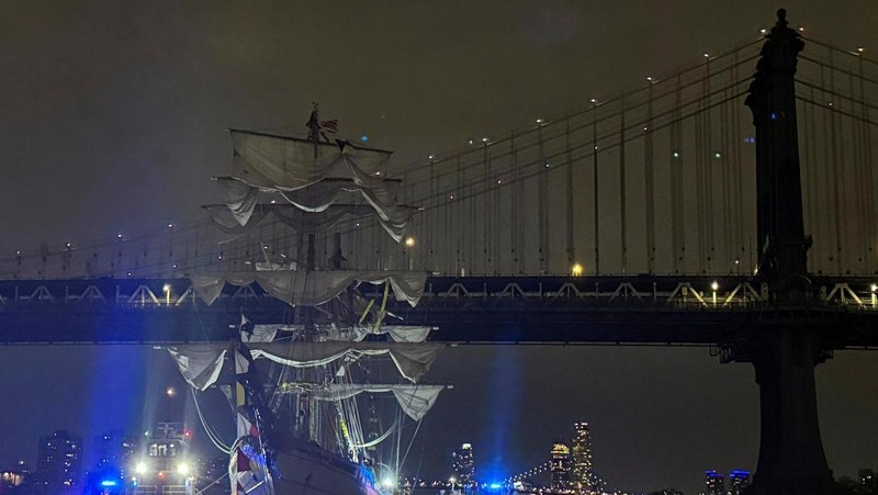 Sebuah kapal pelatihan Angkatan Laut Meksiko terlihat rusak setelah menabrak Jembatan Brooklyn di New York City, AS, 17 Mei 2025. (REUTERS/Bjorn Kils/New York Media Boat)