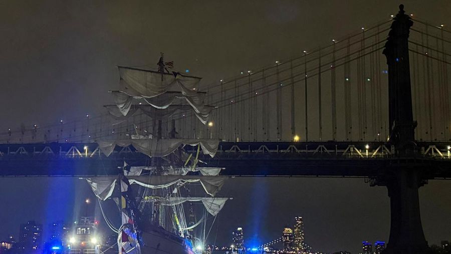 Sebuah kapal pelatihan Angkatan Laut Meksiko terlihat rusak setelah menabrak Jembatan Brooklyn di New York City, AS, 17 Mei 2025. Sebuah kapal pelatihan Angkatan Laut Meksiko terlihat rusak setelah menabrak Jembatan Brooklyn di New York City, AS, 17 Mei 2025. (REUTERS/Bjorn Kils/New York Media Boat)