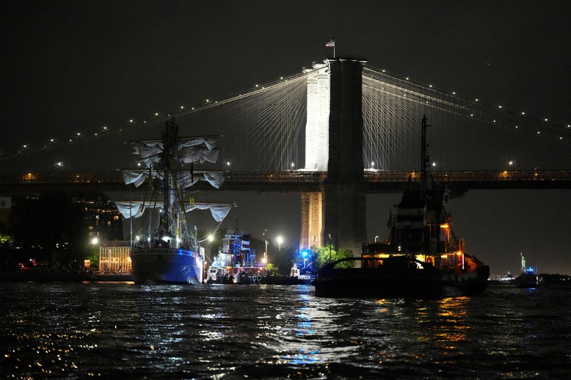 Sebuah kapal pelatihan Angkatan Laut Meksiko terlihat rusak setelah menabrak Jembatan Brooklyn di New York City, AS, 17 Mei 2025. (REUTERS/Bjorn Kils/New York Media Boat)