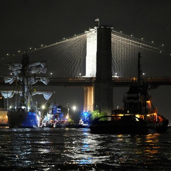 Detik-Detik Kapal AL Meksiko Tabrak Jembatan Brooklyn, Ada Korban Jiwa