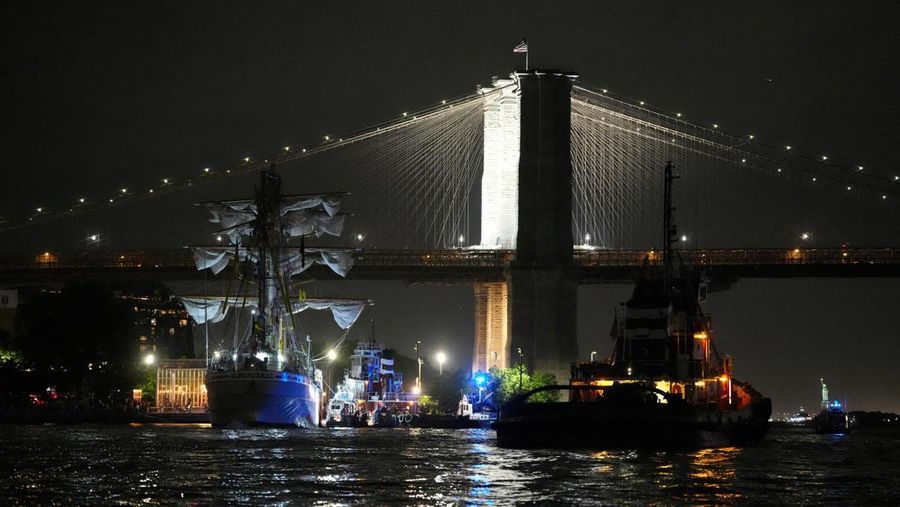 Sebuah kapal pelatihan Angkatan Laut Meksiko terlihat rusak setelah menabrak Jembatan Brooklyn di New York City, AS, 17 Mei 2025. Sebuah kapal pelatihan Angkatan Laut Meksiko terlihat rusak setelah menabrak Jembatan Brooklyn di New York City, AS, 17 Mei 2025. (REUTERS/Bjorn Kils/New York Media Boat)