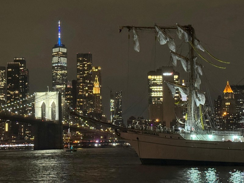Sebuah kapal pelatihan Angkatan Laut Meksiko terlihat rusak setelah menabrak Jembatan Brooklyn di New York City, AS, 17 Mei 2025. Sebuah kapal pelatihan Angkatan Laut Meksiko terlihat rusak setelah menabrak Jembatan Brooklyn di New York City, AS, 17 Mei 2025. (REUTERS/Bjorn Kils/New York Media Boat)