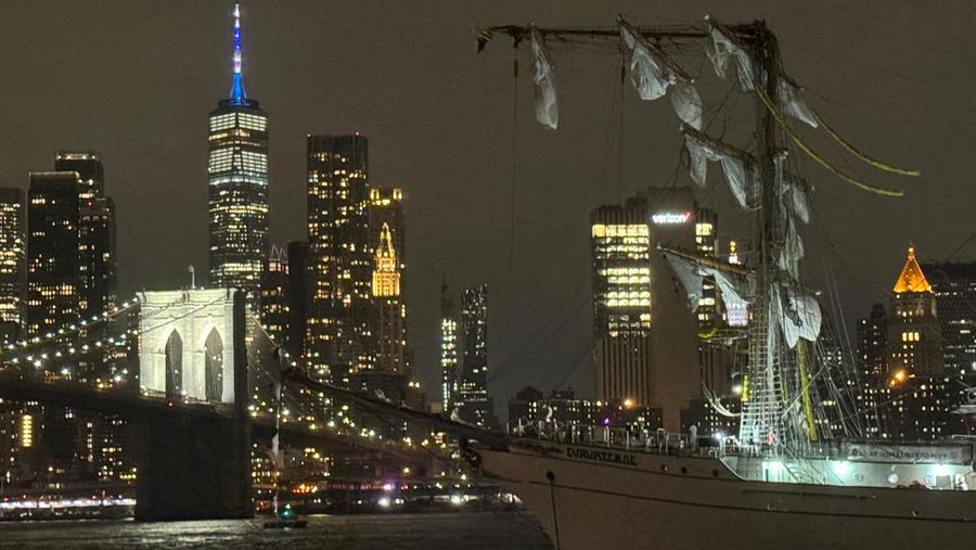 Sebuah kapal pelatihan Angkatan Laut Meksiko terlihat rusak setelah menabrak Jembatan Brooklyn di New York City, AS, 17 Mei 2025. Sebuah kapal pelatihan Angkatan Laut Meksiko terlihat rusak setelah menabrak Jembatan Brooklyn di New York City, AS, 17 Mei 2025. (REUTERS/Bjorn Kils/New York Media Boat)