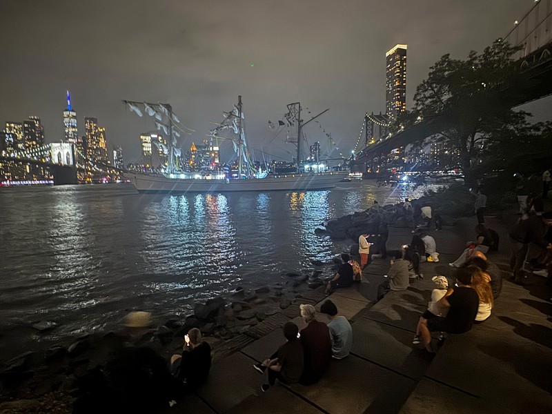 Sebuah kapal pelatihan Angkatan Laut Meksiko terlihat rusak setelah menabrak Jembatan Brooklyn di New York City, AS, 17 Mei 2025. Sebuah kapal pelatihan Angkatan Laut Meksiko terlihat rusak setelah menabrak Jembatan Brooklyn di New York City, AS, 17 Mei 2025. (REUTERS/Bjorn Kils/New York Media Boat)