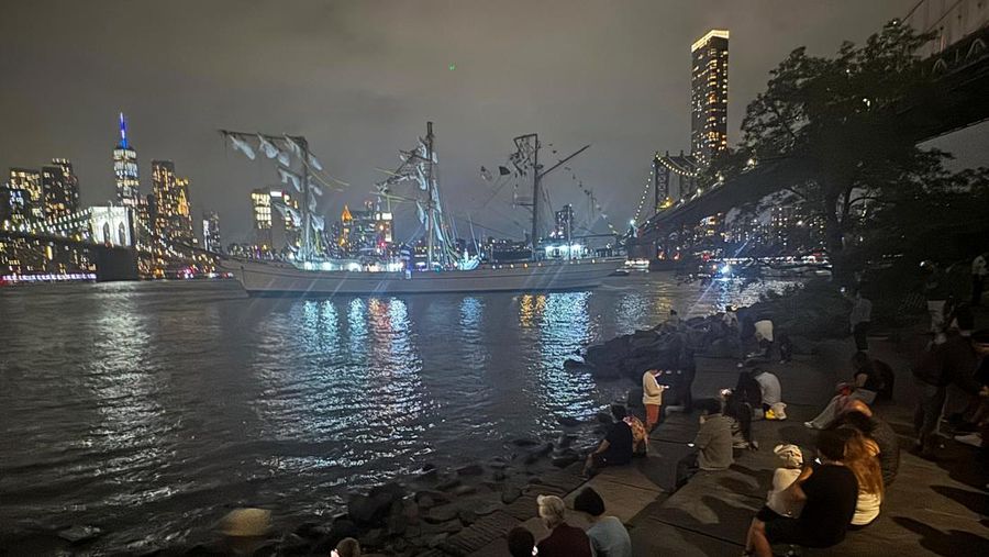 Sebuah kapal pelatihan Angkatan Laut Meksiko terlihat rusak setelah menabrak Jembatan Brooklyn di New York City, AS, 17 Mei 2025. Sebuah kapal pelatihan Angkatan Laut Meksiko terlihat rusak setelah menabrak Jembatan Brooklyn di New York City, AS, 17 Mei 2025. (REUTERS/Bjorn Kils/New York Media Boat)