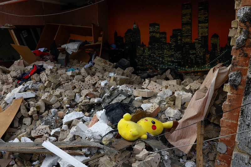 Petugas pemadam kebakaran bekerja di lokasi perusahaan swasta yang terkena serangan pesawat tak berawak Rusia, di tengah serangan Rusia terhadap Ukraina, di luar Kyiv, Ukraina, 18 Mei 2025. Petugas pemadam kebakaran bekerja di lokasi perusahaan swasta yang terkena serangan pesawat tak berawak Rusia, di tengah serangan Rusia terhadap Ukraina, di luar Kyiv, Ukraina, 18 Mei 2025. (REUTERS/Valentyn Ogirenko)
