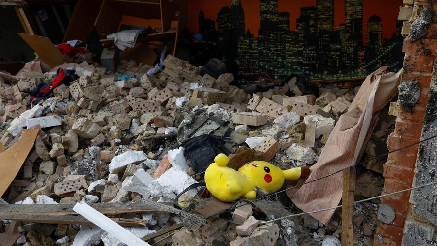 Petugas pemadam kebakaran bekerja di lokasi perusahaan swasta yang terkena serangan pesawat tak berawak Rusia, di tengah serangan Rusia terhadap Ukraina, di luar Kyiv, Ukraina, 18 Mei 2025. (REUTERS/Valentyn Ogirenko)